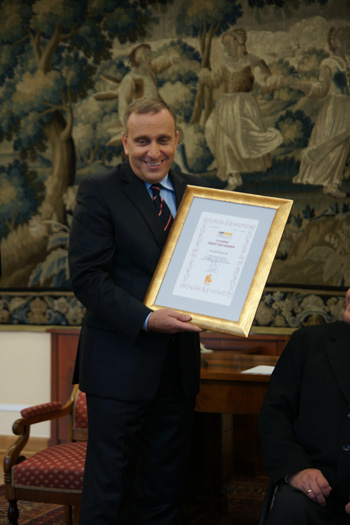 Na zdjęciu: marszałek Sejmu Grzegorz Schetyna z certyfikatem 