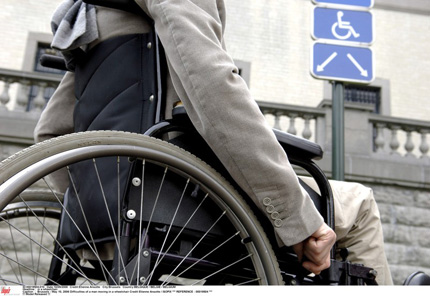 Na zdjęciu: mężczyzna na wózku inwalidzkim