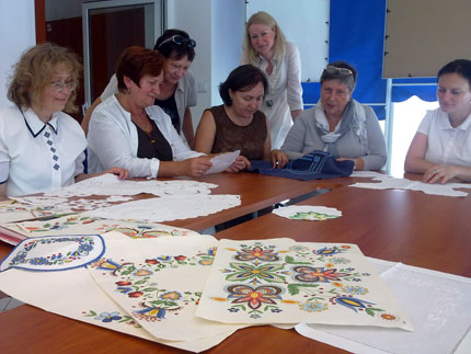 Na zdjęciu: Uczesntniczki pierwszego spotkania z haftem w Centrum Integracj w Gdyni