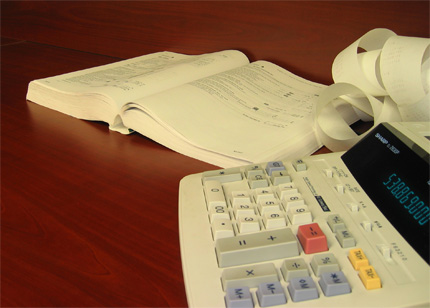 Zdjęcie: kalkulator i wyliczenia finansowe