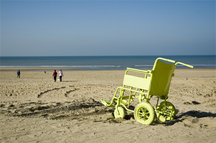 Na zdjęciu: wózek inwalidzki na plaży