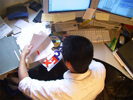 Na zdjęciu: Pracownk przy biurku