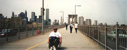 Na zdjęciu: Autor na Brooklyn Bridge w Nowym Jorku