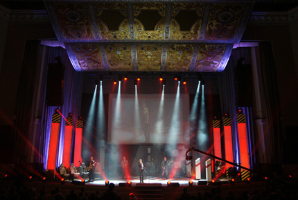 Widok rozświetlonek sceny w Sali Kongresowej podczas występu zespołu De Mono