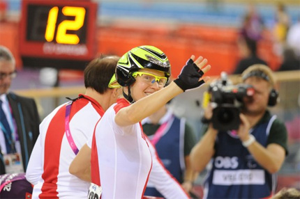 Anna Harkowska macha ręką do kibiców po wyścigu