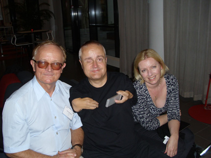 Od lewej: Maciej Piotrowski, Geoff Adams-Spink wraz z asystentką