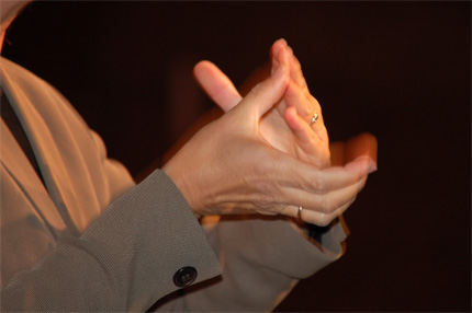Na zdjęciu: Kobieta posługująca się językiem migowym
