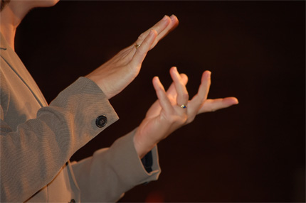 Zdjęcie: Osoba posługująca się językiem migowym