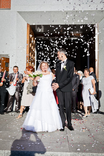 Od lewej: Monika i Mariusz po zakończeniu ceremonii ślubnej