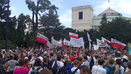 Manifestacja osób niesłyszących przed Sejmem