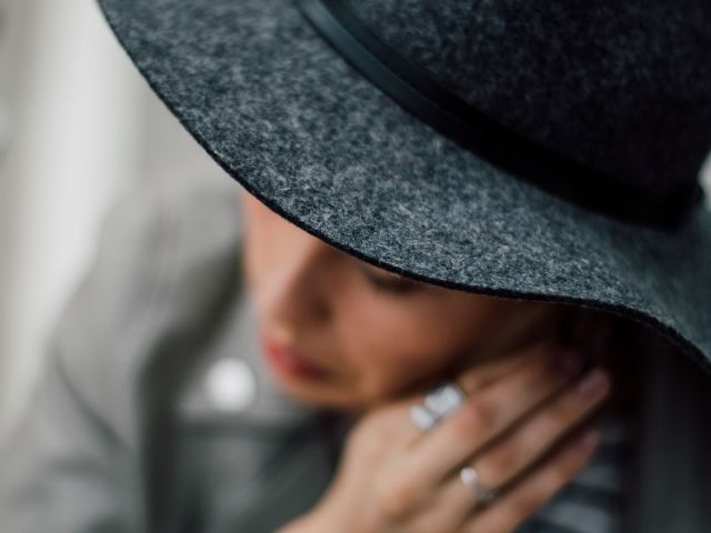elegancka kobieta w kapeluszu